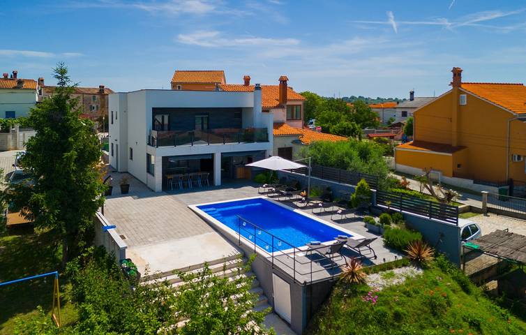 Villa for 8 people, with garden and terrace in Pula