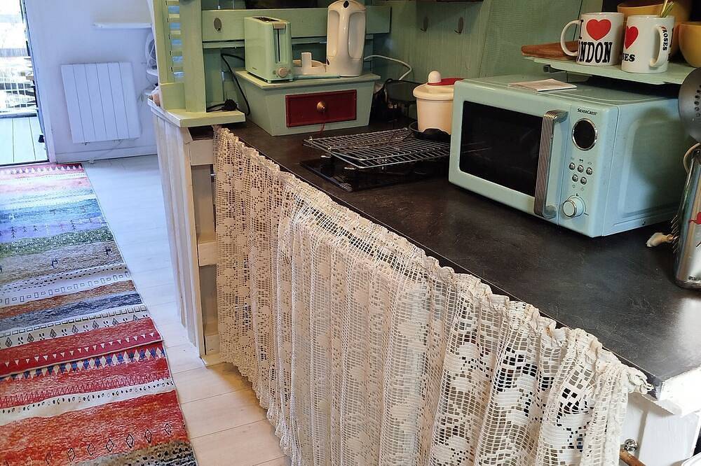 Entire apartment, Cosy studio on the shores of Lac d'Allier - breathtaking views and natural surroundings in Bellerive-sur-Allier, Vichy region