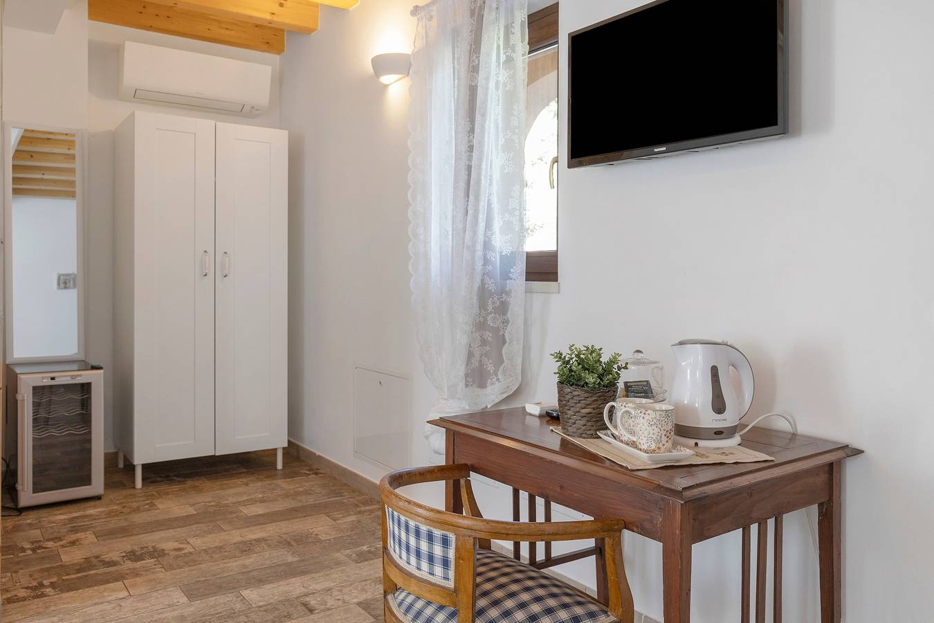 Doppelzimmer 5 mit Gemeinschaftspool, Wlan und Klimaanlage in Cavaion Veronese, Gardasee-Berge