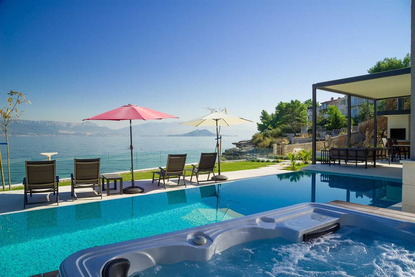 Strandvilla Grey Martini mit Pool in Slatine, Ciovo