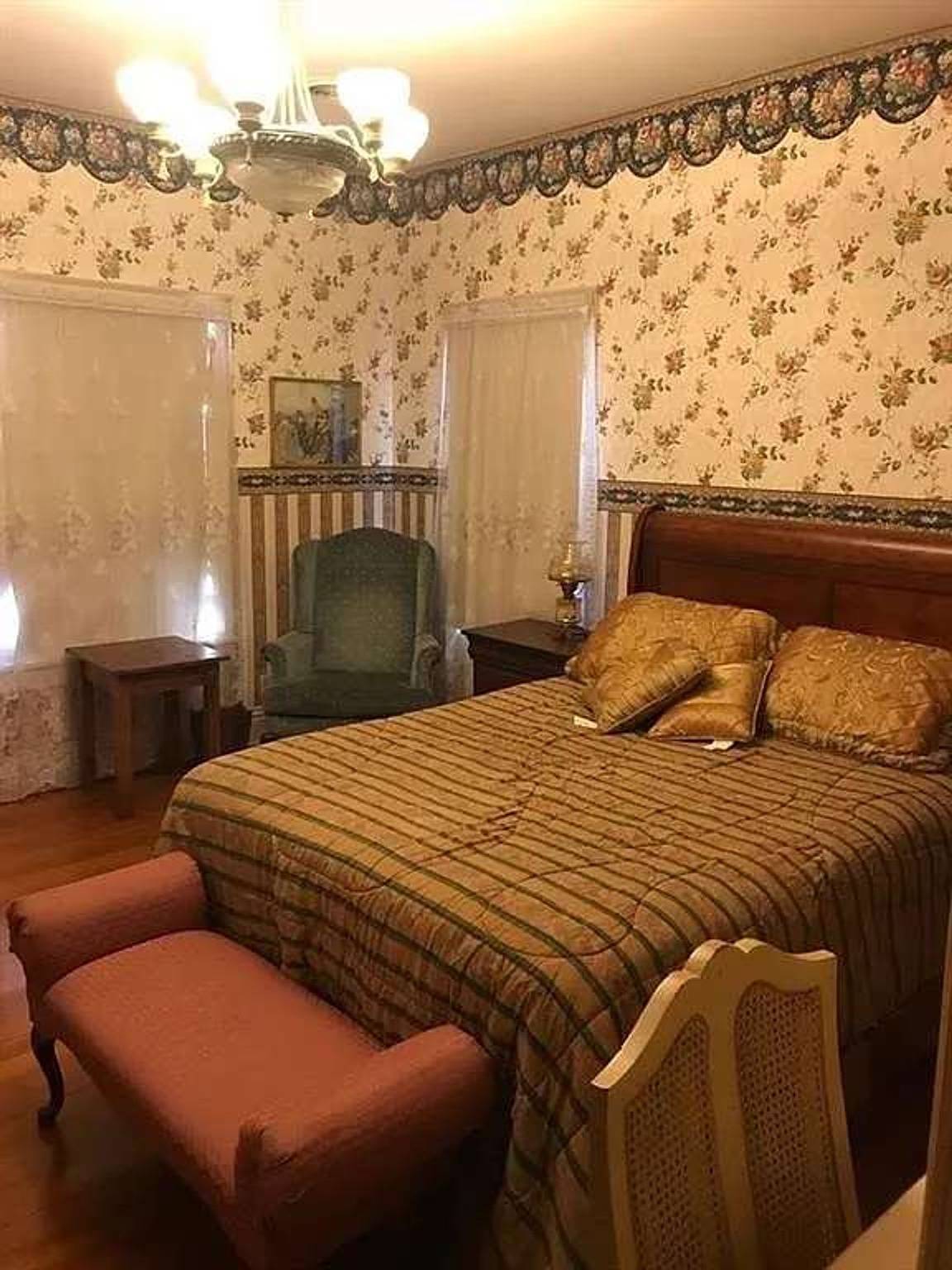 The Lamp Post Manor, 5Br Historic Gem in Danville in Bermellón (desambiguación)