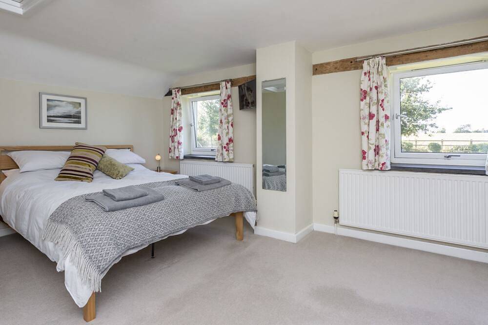 Granary at Hunt Court - sleeps 4 guests  in 2 bedrooms in Badgeworth, Gloucestershire