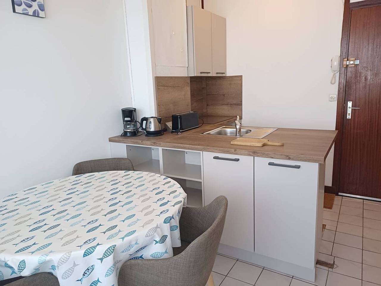 Entire apartment, Cozy T2 near Thau Lagoon with Balcony and Modern Amenities in Balaruc-les-Bains, Côte d'Améthyste
