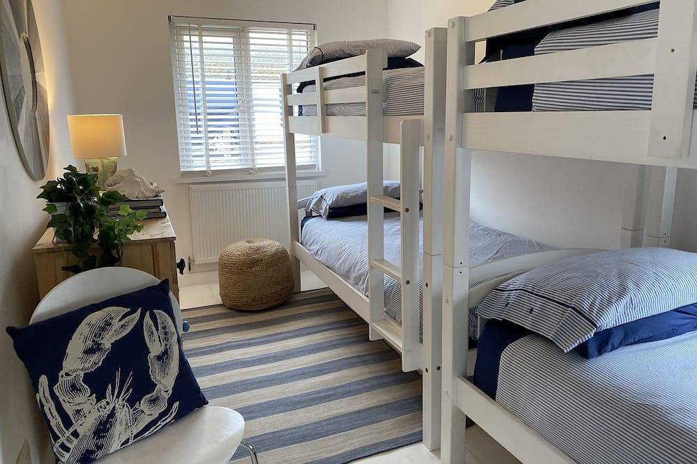 Stunning Spacious Seaside cottage, 1 minute from the beach sleeps 12 in Camber, East Sussex