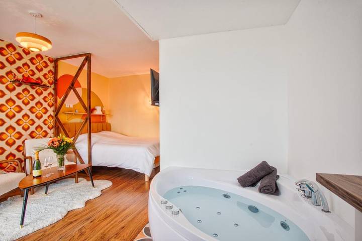 Gîte pour 2 personnes, avec Balcon ainsi que Jacuzzi et Terrasse dans Eglise Saint Michel de Vaucelles (Caen)