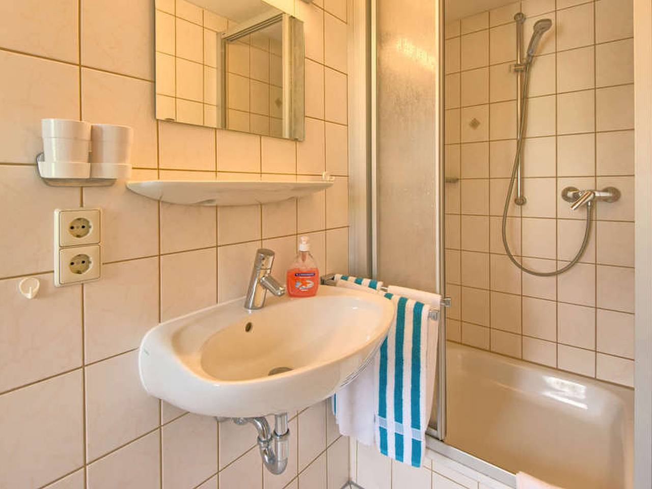 Entire studio, Studio 'Doppelzimmer Nr 2' with Mountain View, Shared Garden and Wi-Fi in Grafenhausen, Southern Black Forest