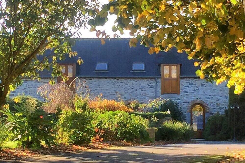 En una antigua granja renovada, casa de carácter, ambiente tranquilo de bienestar #da in Yffiniac, Côte de Goëlo