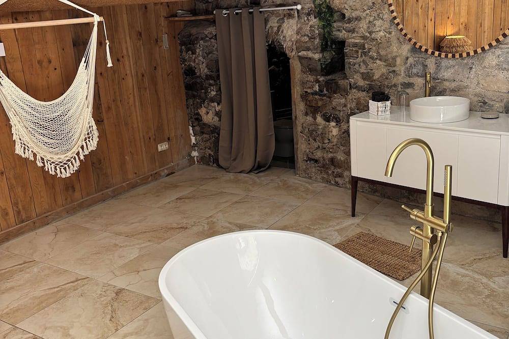 Appartement entier, Suite l’Écrin Caché avec billard et baignoire îlot in Anduze, Parc national des Cévennes
