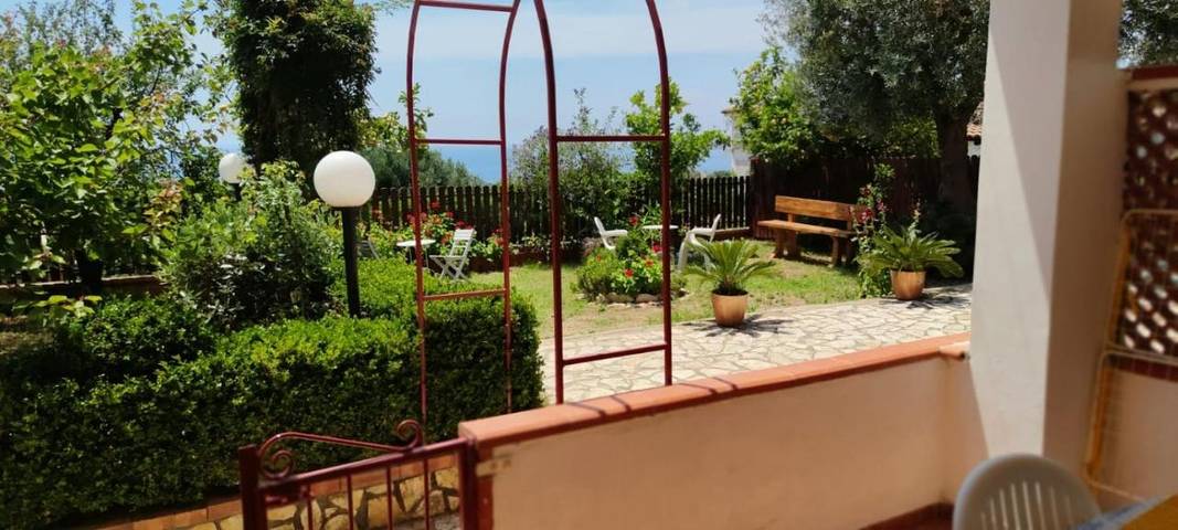 Location de vacances pour 4 personnes, avec terrasse ainsi que vue et jardin, animaux acceptés dans Marina di Camerota - 4