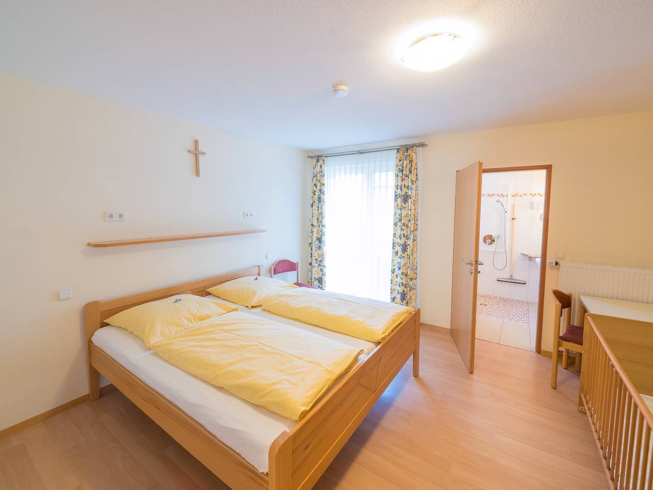 Ganze Wohnung, Apartment 'Schlüsselblume' mit Gemeinschaftsgarten, Wlan und Klimaanlage in Deggenhausertal, Bodenseekreis
