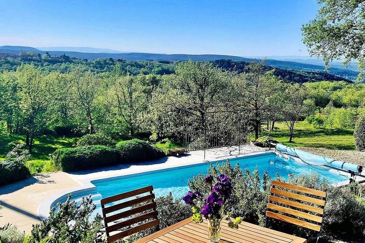 Location de vacances pour 12 personnes, avec terrasse à Saint-André-d'Olérargues