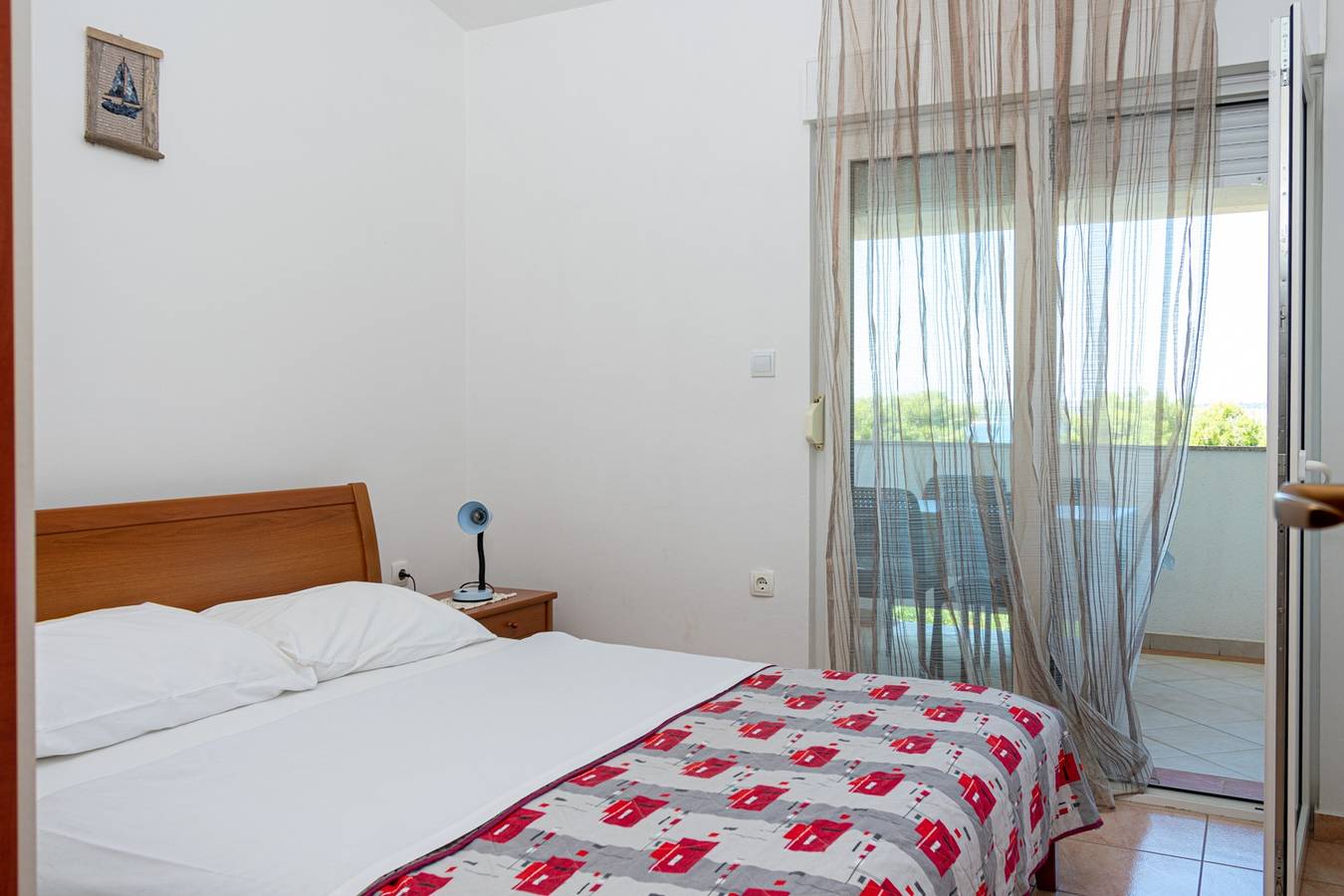 Ganze Wohnung, 2-Zimmer-Ferienwohnung mit Terrasse und Meerblick Tkon, Pasman A-19914-a in Tkon, Pasman