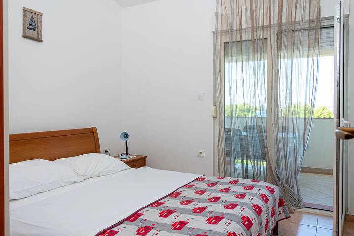 Ganze Wohnung, 2-Zimmer-Ferienwohnung mit Terrasse und Meerblick Tkon, Pasman A-19914-a in Tkon, Pasman