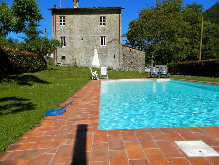 Cottage for 4 people, with yard and pool, kid friendly in Tuscany