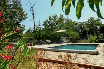 Location de vacances pour 10 personnes, avec terrasse ainsi que piscine et vue à Rignac (Lot)