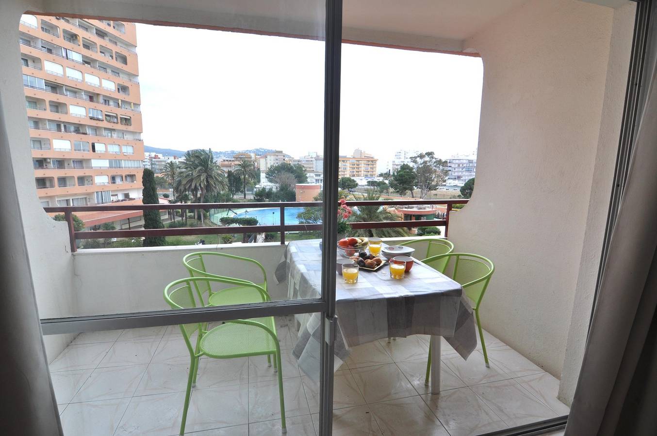 Estudio entero, ¡Encantador estudio en alquiler en Roses, Costa Brava! Capacidad para 4 personas, comodidades modernas, piscina, Wi-Fi gratuito, cerca de la playa. ¡Reserva ahora! in Santa Margarida, Roses