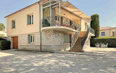 Location de vacances pour 14 personnes, avec terrasse ainsi que jardin et piscine, animaux acceptés à Sablet