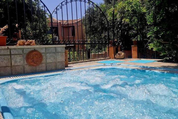 Casa sulla spiaggia per 6 persone, con balcone e giardino nonché piscina e idromassaggio in Sardegna