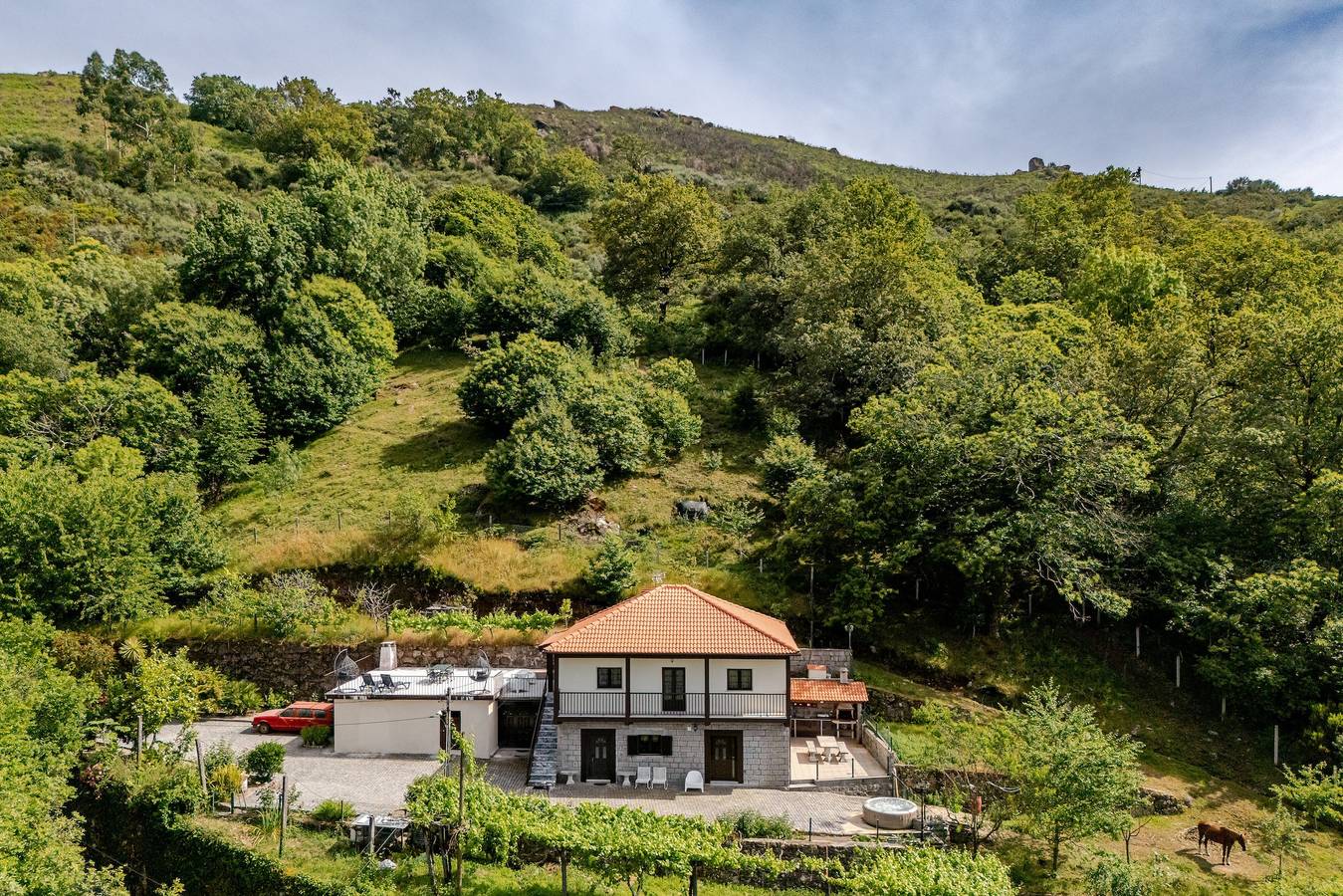 Apartamento inteiro, Apartamento 'Inferior' com vista para a montanha, jardim partilhado e acesso Wi-Fi in Azias, Distrito de Viana do Castelo