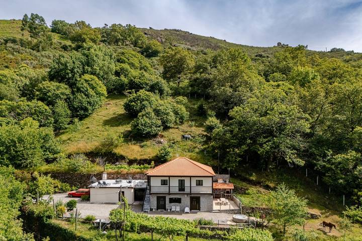 Apartamento inteiro, Apartamento 'Inferior' com vista para a montanha, jardim partilhado e acesso Wi-Fi in Azias, Distrito de Viana do Castelo