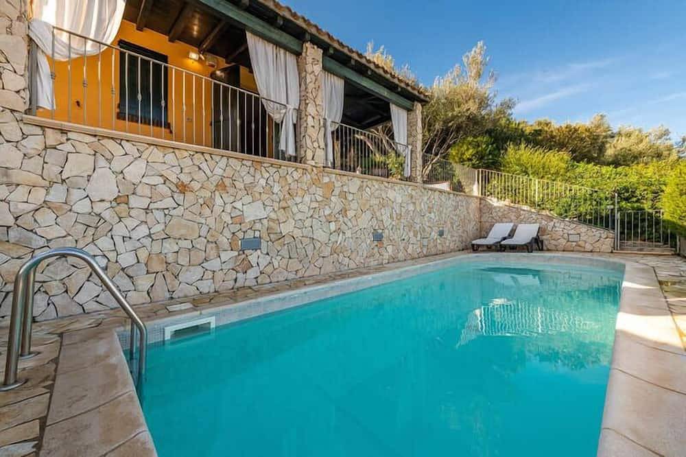 Encantadora vista al mar y piscina privada a 100 metros de la playa wifi gratis in Torre delle Stelle, Provincia de Cagliari