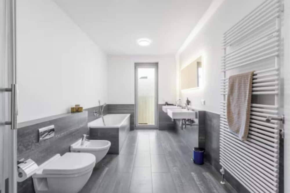Ganze Wohnung, Modern City-Centre Penthouse with Rooftop Terrace & Free Parking in Steglitz-Zehlendorf, Berlin