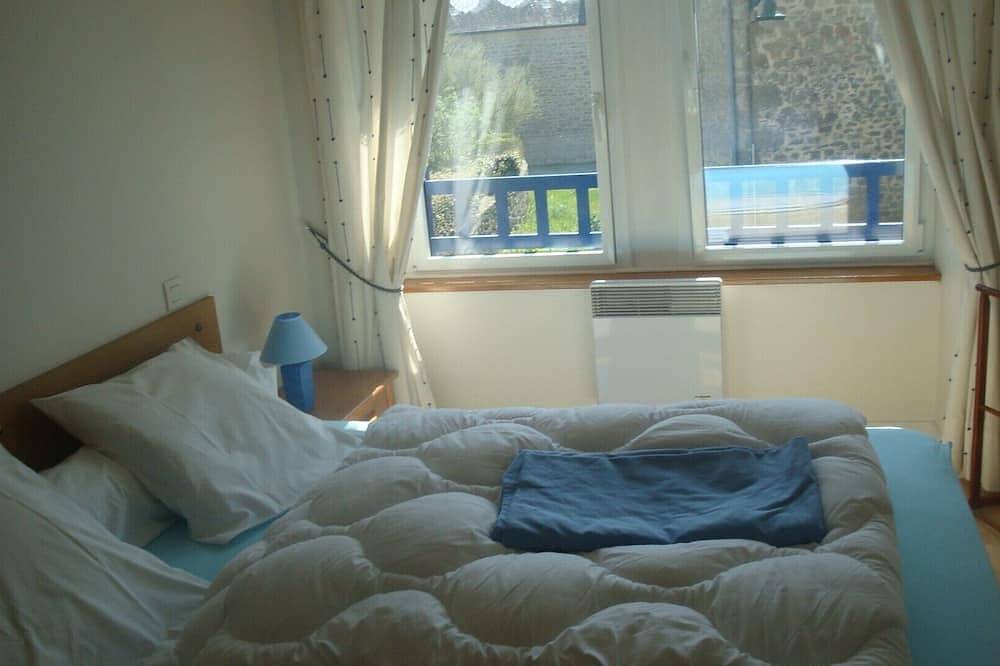 Breton casa ubicada en un pueblo costero auténtico en Bretaña in Plouharnel, Côte des Mégalithes