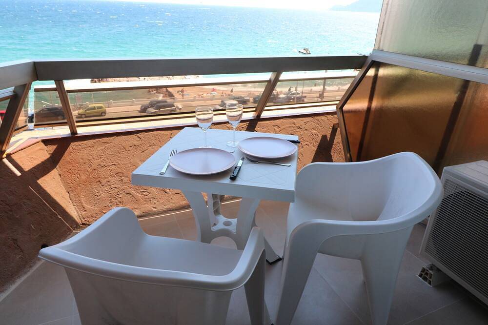 Entire apartment, Studio facing the sea Panoramic view. Direct access to the beach in Cannes La Bocca, Cannes