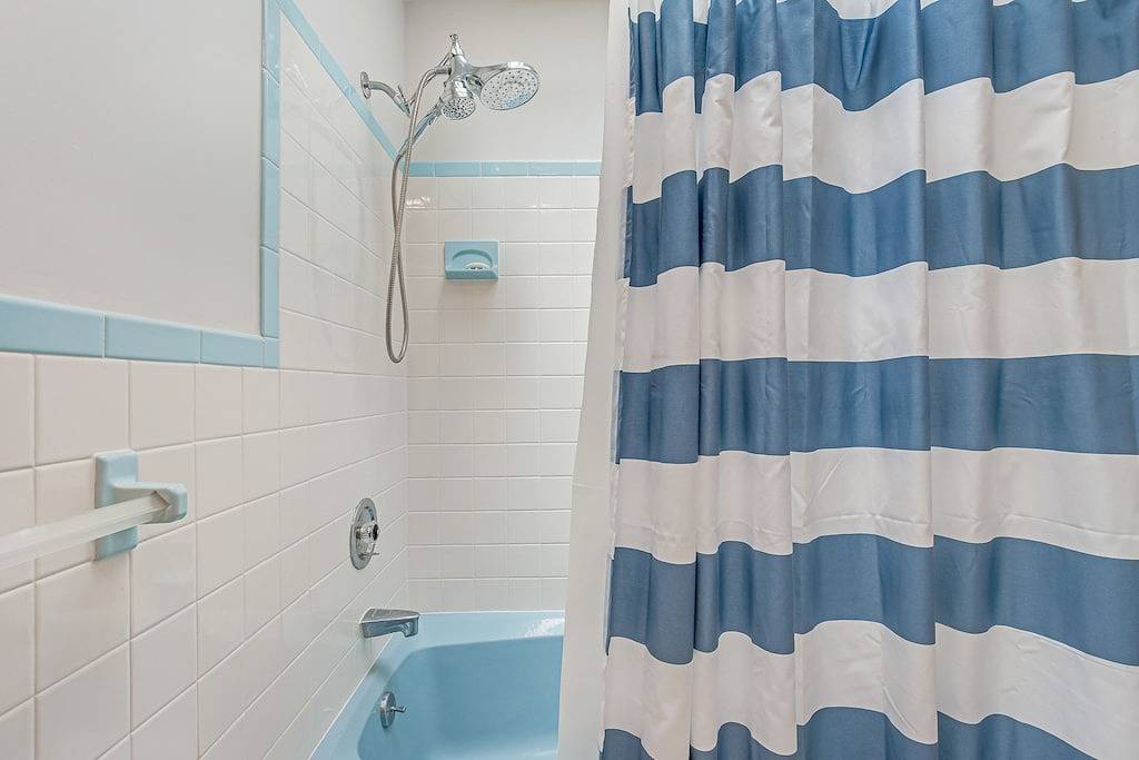 Dog-friendly town of Fenwick home with guest suite, Wifi, & elevator in Fenwick Island, Sussex County (Delaware)