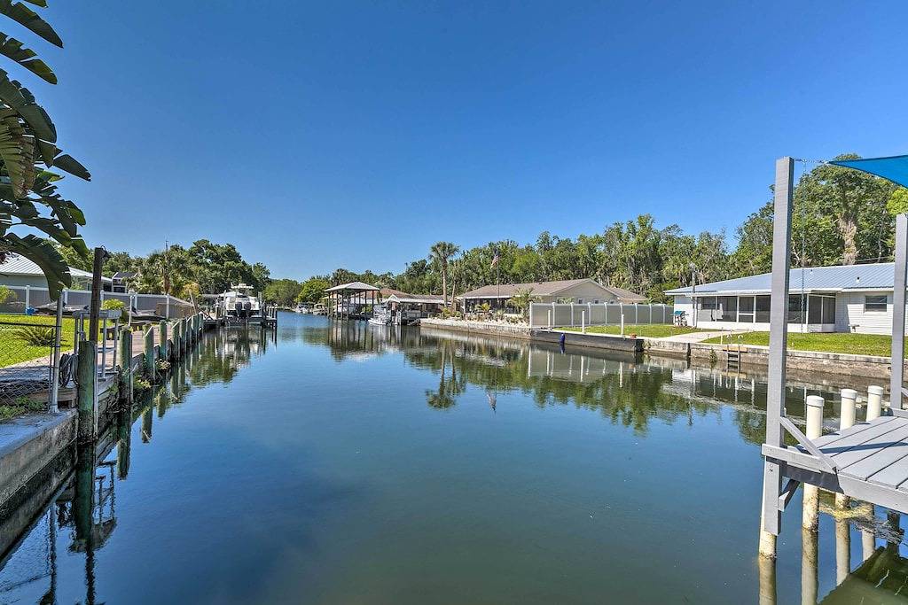 Neu! Buntes Haus am Kanal mit Bootsanlegestelle und Garten! in Homosassa, Citrus County