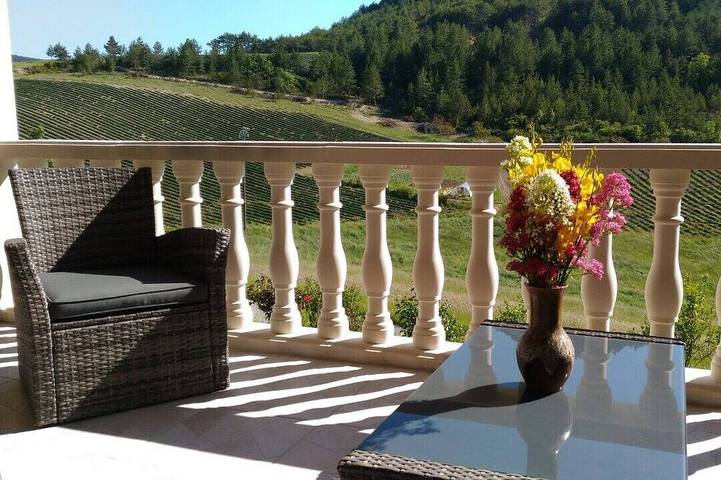 Gîte pour 5 personnes, avec Terrasse et Jardin à Volvent