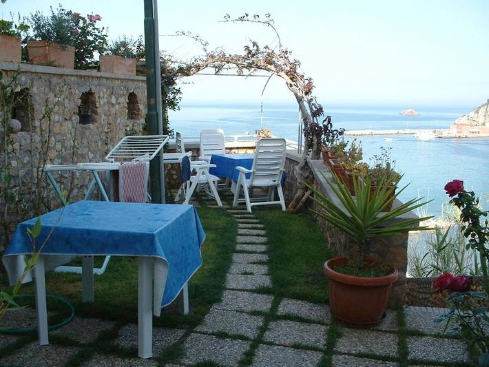 Location de vacances pour 2 personnes, avec vue ainsi que terrasse et jardin à Ponza - 3