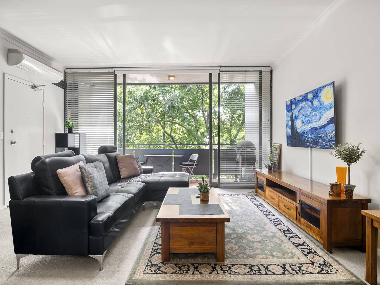 Entire apartment, Central 2-Bed Pad with Tennis Court, in Southbank, Melbourne