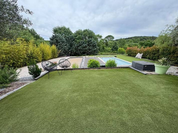 Location de vacances pour 6 personnes, avec vue ainsi que piscine et jardin à Saint-Martin-de-Londres
