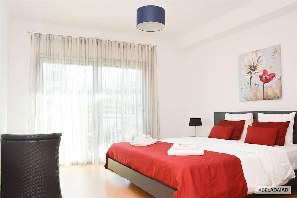 Hel lägenhet, Modern, air-conditioned family apartment with pool. 10 minute walk to beach in Salir do Porto, Tornada e Salir do Porto