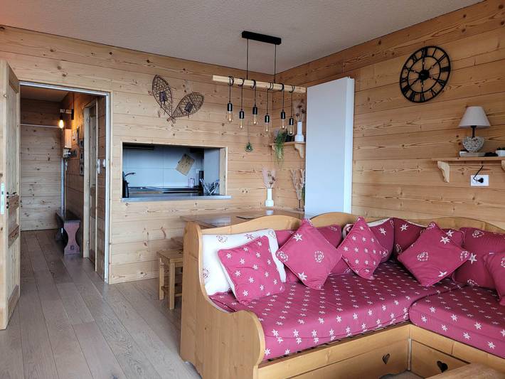 Entire studio, Spacious mountain studio, valley view balcony, central location, near slopes in Pra-Loup, Uvernet-Fours