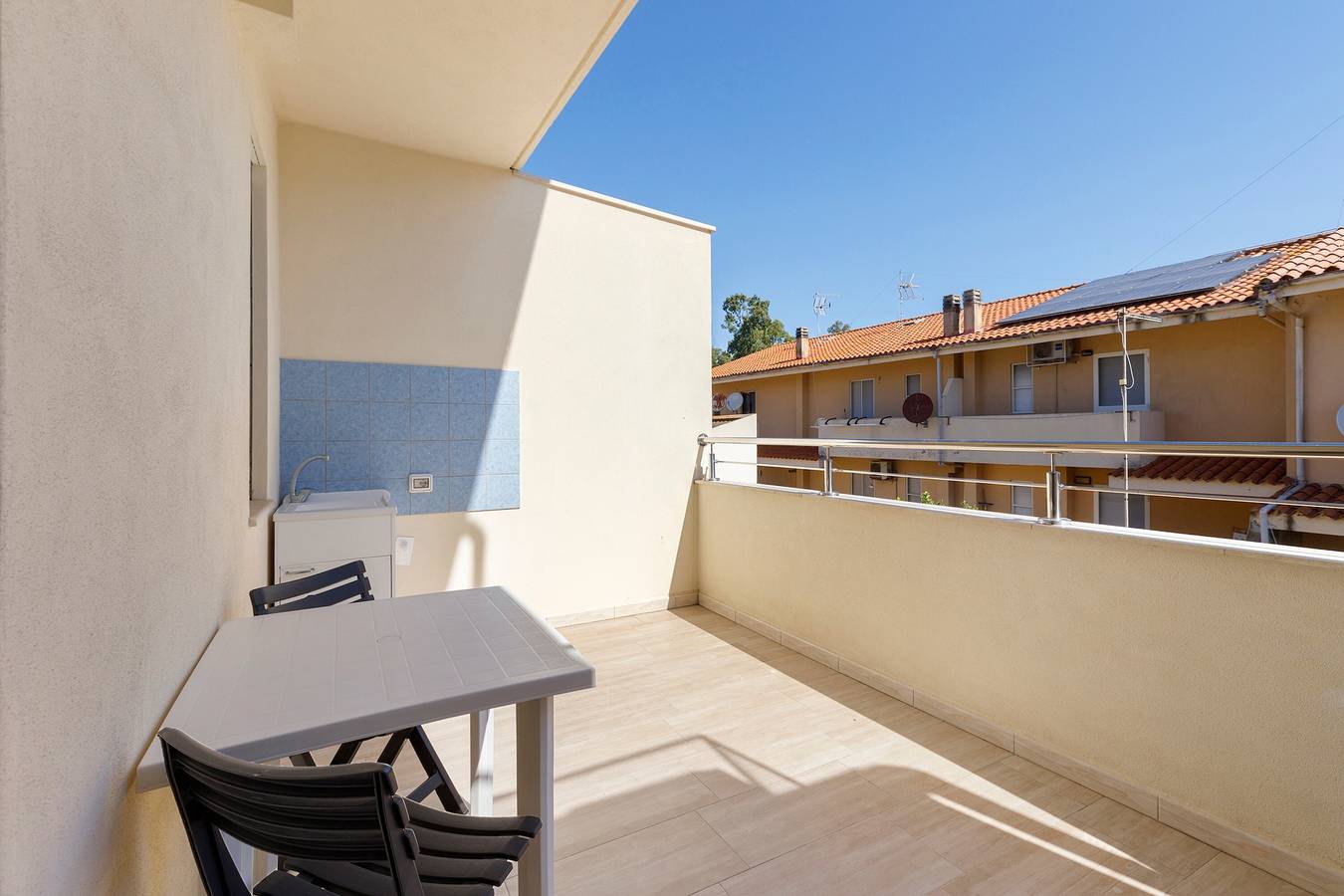 Turri Manna Domo 2 avec terrasse semi-couverte, Wi-Fi et climatisation in Torregrande, Oristano