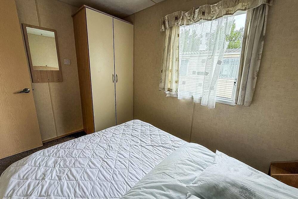 Lovely 8 berth caravan at St Osyth Beach Holiday Park in St Osyth, Essex
