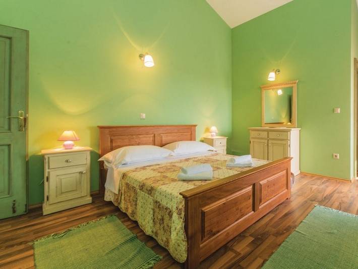 Villa pour 8 personnes, avec jardin et piscine ainsi que terrasse et jacuzzi, animaux acceptés à Novalja - 4
