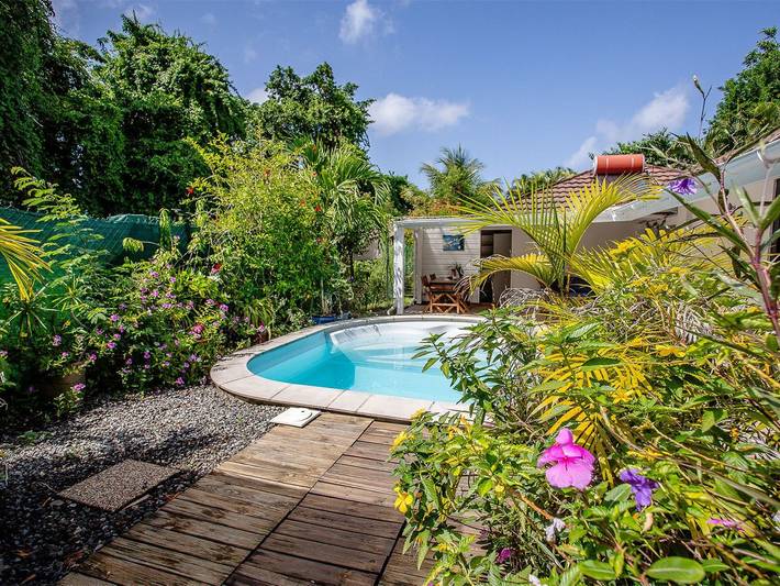 Bungalow pour 3 personnes, avec piscine et jardin, animaux acceptés en Martinique