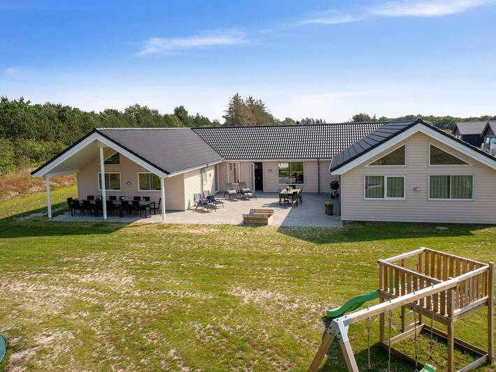 Ferienhaus für 22 Personen, mit Terrasse und Garten sowie Pool und Sauna in Houstrup Strand
