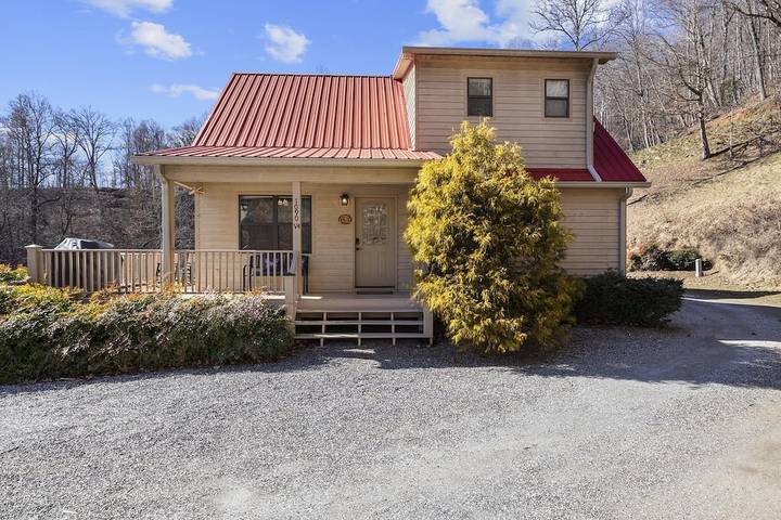 Log cabin for 4 people, with hot tub and terrace in Fontana Lake