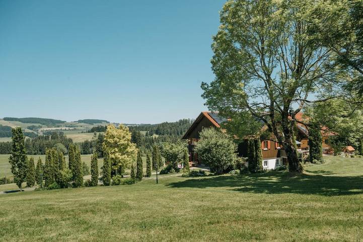 Ferienwohnung für 8 Personen, mit Ausblick und Sauna sowie Garten, mit Haustier in Weitnau