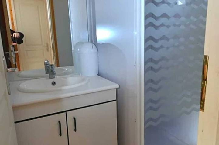 Gîte pour 5 personnes, avec terrasse ainsi que jardin et piscine, animaux acceptés à Les Tourrettes - 4