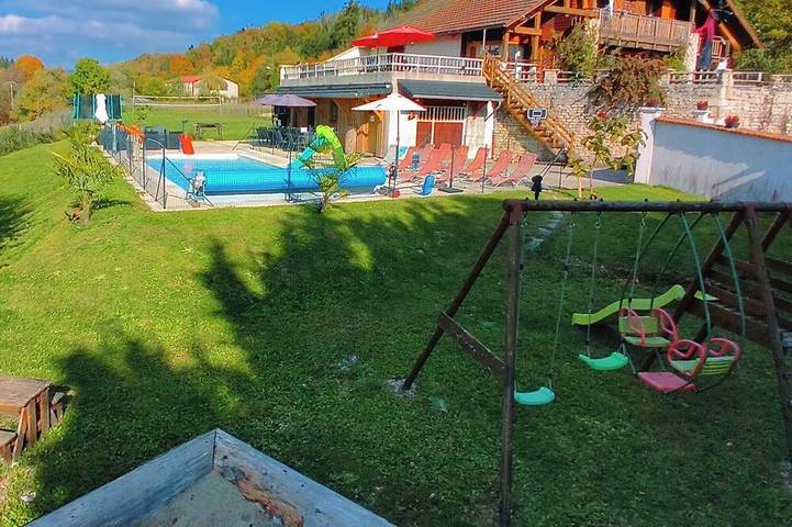 Gîte pour 27 personnes, avec Balcon et Jacuzzi ainsi que Jardin et Sauna dans Arandas
