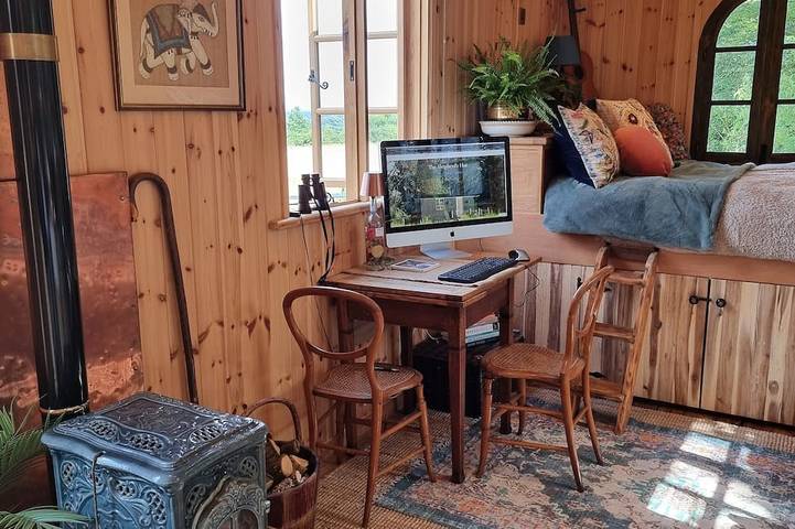 Romantic Luxury Shepherd’s Hut (Wagon) near London & Windsor in Berkshire