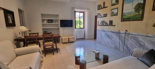 Gîte pour 4 personnes, avec balcon dans Angera