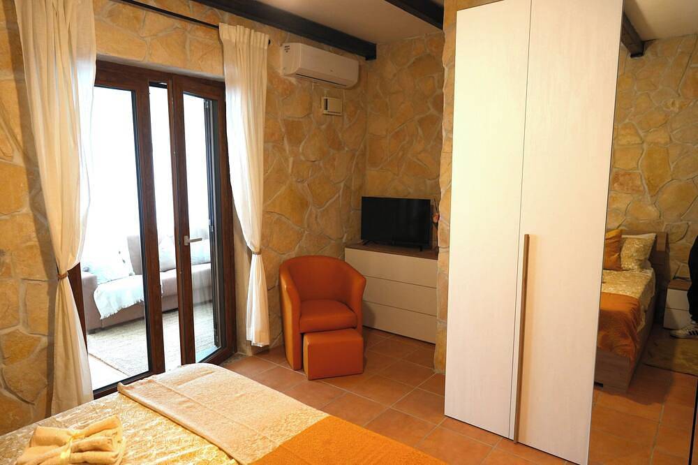 Jannuzzi House in Trevignano Romano, Braccianosee