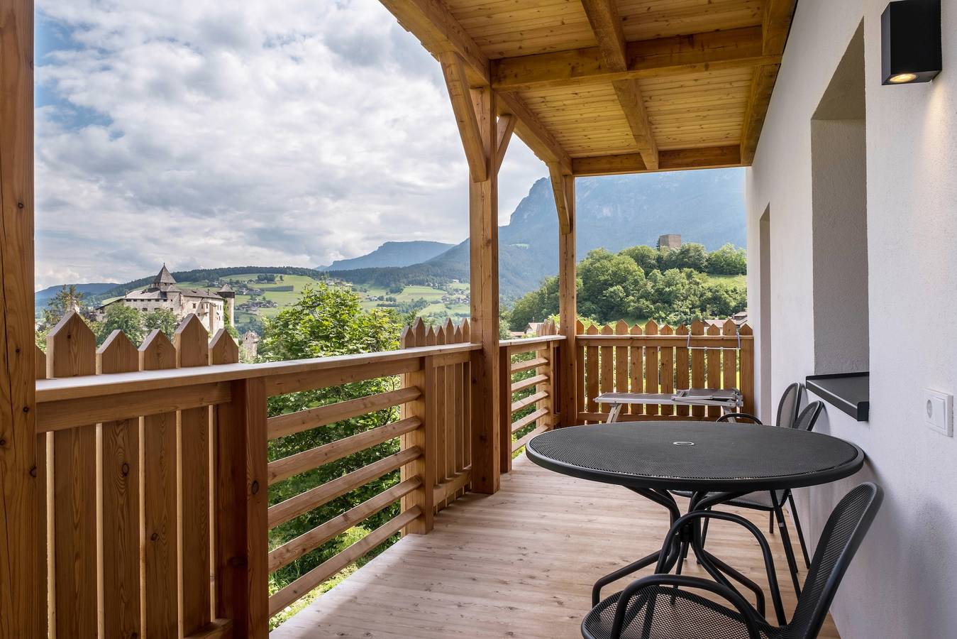 Ganze Wohnung, Ferienwohnung "Schlosshof Rotkäppchen" mit Bergblick, Privatem Garten und Wlan in Prösels, Völs am Schlern