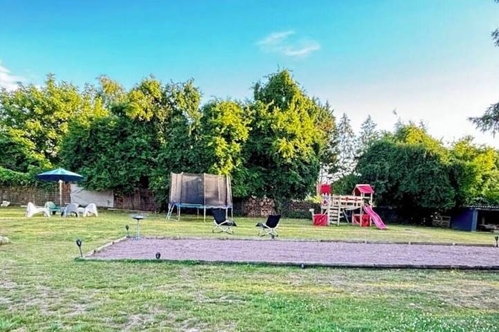 Location de vacances pour 4 personnes, avec terrasse ainsi que piscine et jardin dans Airan - 4